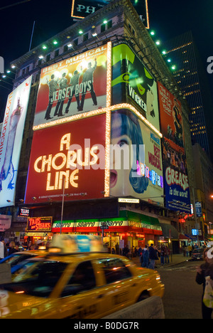 Des panneaux dans la publicité des spectacles de Broadway Times Square Banque D'Images