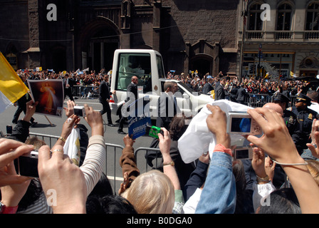 Les fidèles et les curieux se réunissent sur la Cinquième Avenue à New York le samedi 19 avril 2008 à regarder le Pape Benoît XVI Banque D'Images