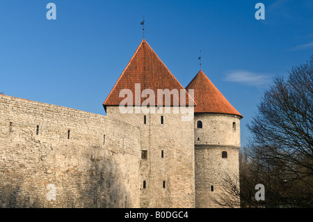 Mur de la ville et tours de Tallinn Estonie Banque D'Images