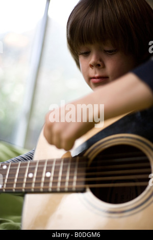 Cinq ans d'apprendre à jouer de la guitare Banque D'Images