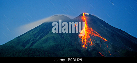 Monter sur le volcan en éruption dans la nuit, le Costa Rica Banque D'Images