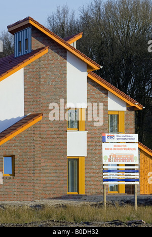 Respectueux de l'environnement nouvellement construit des maisons sur un nouveau domaine à Oldenbourg, Basse-Saxe, Allemagne. Banque D'Images