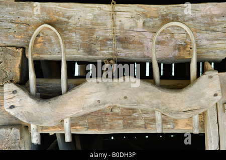 Une chape Bow accroché au mur d'une grange en rondins dans la région historique de l'usine de câble dans la Cades Cove Great Smoky Mountains National Park Banque D'Images