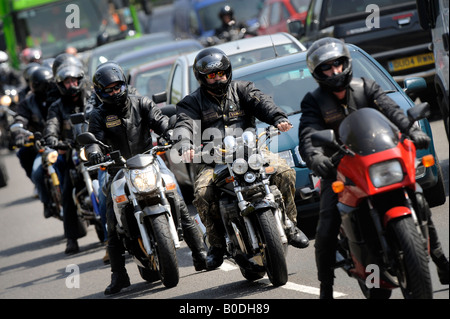 Beaucoup de motos sur une route britannique pendant une journée d'été très chargée. Banque D'Images