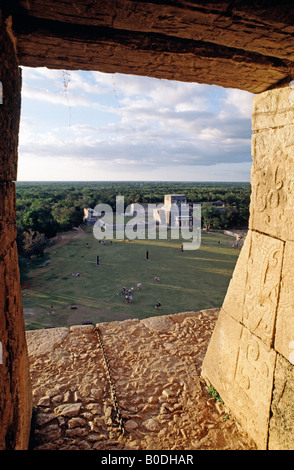 Vue depuis l'intérieur de la chambre en haut de la pyramide El Castillo, Tulum, Mexique Banque D'Images