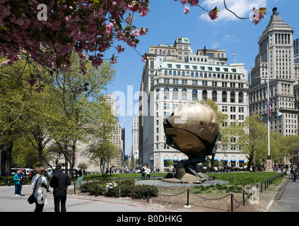 La sphère sculpture par Fritz Koenig depuis les ruines du World Trade Center, Battery Park, Manhattan, New York Banque D'Images