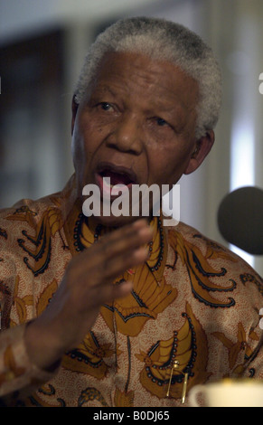 Nelson Mandela parle lors d'une conférence de presse. Banque D'Images