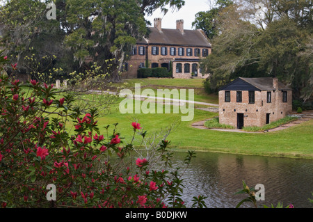 Azalée en fleurs et maison historique à Middleton Place le comté de Charleston en Caroline du Sud Banque D'Images