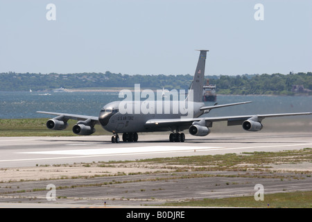 Un KC 135 commence à décoller de l'aéroport en état Quonset Newport Rhode Island Banque D'Images