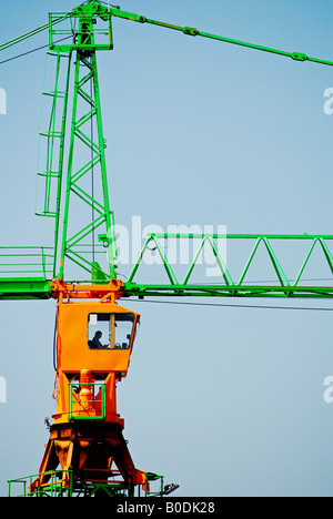 Une grue de grande hauteur sur le centre-ville de Manchester, Angleterre, Banque D'Images