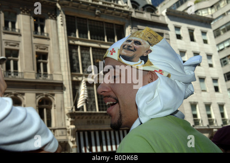Les fidèles et les curieux se réunissent sur la Cinquième Avenue à New York pour voir le Pape Benoît XVI salue la foule Banque D'Images