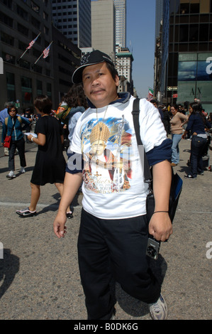 Les fidèles et les curieux se réunissent sur la Cinquième Avenue à New York pour voir le Pape Benoît XVI salue la foule Banque D'Images