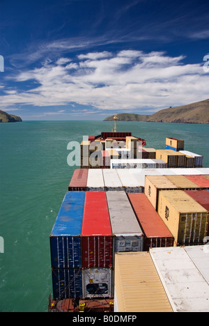 La vue depuis le pont d'un navire porte-conteneurs qu'il quitte le port de Lyttelton, Nouvelle-Zélande Banque D'Images