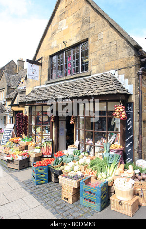 Boîtes de légumes colorés à l'extérieur d'une boutique de légumes dans le village de Cotswold de Broadway, il vend beaucoup de produits locaux. Banque D'Images