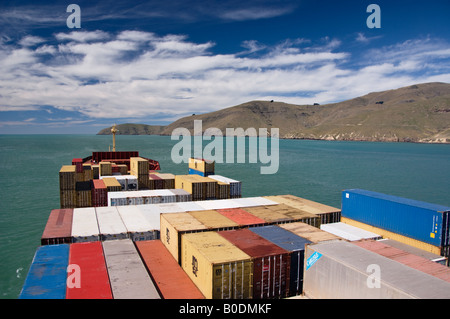 La vue depuis le pont d'un navire porte-conteneurs qu'il quitte le port de Lyttelton, Nouvelle-Zélande Banque D'Images