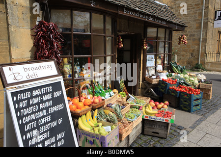 Boîtes de légumes colorés à l'extérieur d'une boutique de légumes dans le village de Cotswold de Broadway, il vend beaucoup de produits locaux. Banque D'Images