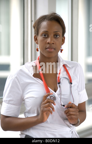 Un jeune noir femme médecin dans un couloir de l'hôpital. Banque D'Images