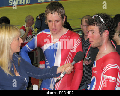 Jill Douglas de télévision BBC interviews Bradley Wiggins et Mark Cavendish gagnants du concours Madison Banque D'Images