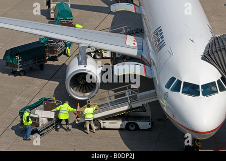 Freight être chargés à bord d'un avion de passagers Aegean Airlines à l'Aéroport International de Düsseldorf, Allemagne. Banque D'Images