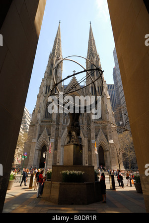 La Cathédrale Saint Patrick à New York vu de derrière la statue d'Atlas du Rockefeller Center Banque D'Images
