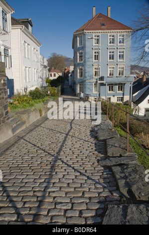 Au début du printemps dans une des nombreuses rues pavées à Bergen, Norvège Banque D'Images