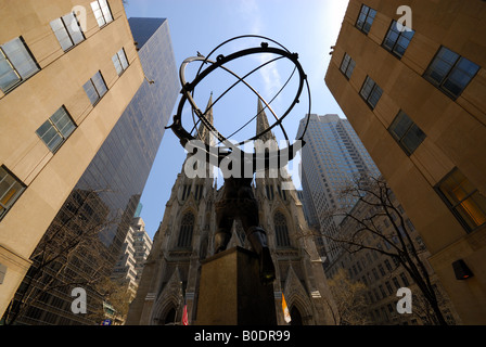 La Cathédrale Saint Patrick à New York vu de derrière la statue d'Atlas du Rockefeller Center Banque D'Images