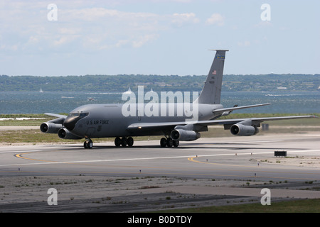 Un KC 135 commence à décoller de l'aéroport en état Quonset Newport Rhode Island Banque D'Images