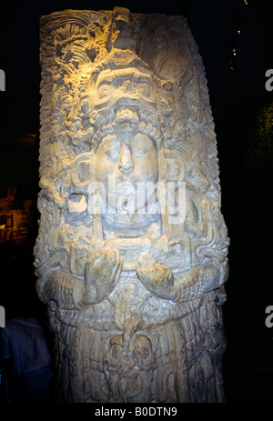 Copan Honduras comme unique forme féminine basée sur la tête en cas élégant et un masque de pluie Chac Dieu Banque D'Images