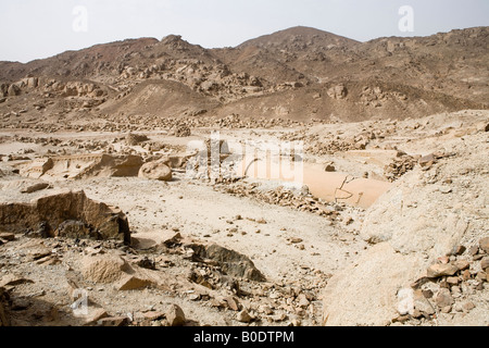 Le site de la carrière romaine avec des colonnes et des blocs abandonnés fort à Mons Claudianus, Désert, Egypte Banque D'Images