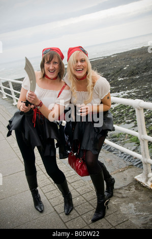 Deux aduly femmes habillées comme des pirates la célébration d'un(e) ami(e) s 30e anniversaire à Aberystwyth Wales UK Banque D'Images