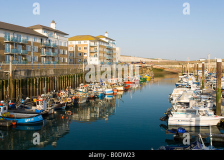 Les bateaux de pêche amarrés au port de plaisance de Brighton Banque D'Images