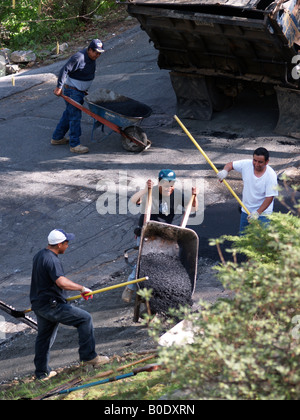 La propagation des travailleurs de l'asphalte sur allée nouvellement construits Banque D'Images