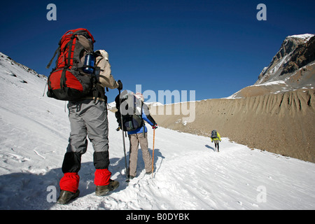 Les randonneurs chemin suivant le sommet de la montagne Banque D'Images