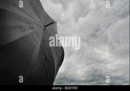 Parapluie noir dans la pluie Tempête et foudre Banque D'Images