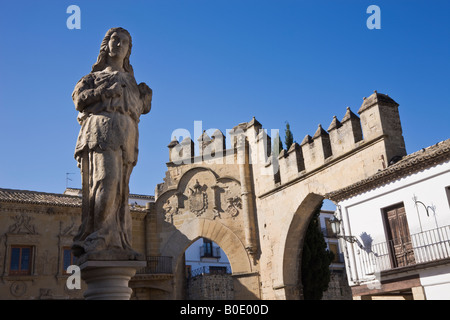 Baeza Jaen Province Espagne statue de femme sur Fuente de los Leones à Plaza del Pópulo Banque D'Images
