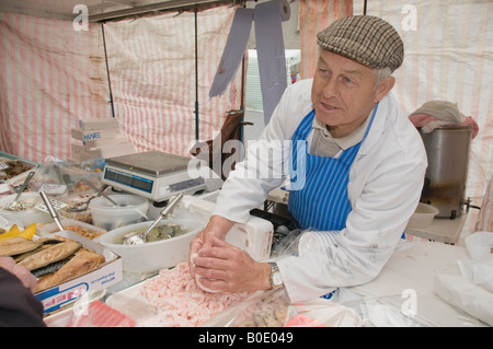 Poissonnier la vente de crevettes congelées sur son stand à Machynlleth au Pays de Galles Powys marché hebdomadaire mercredi UK Banque D'Images