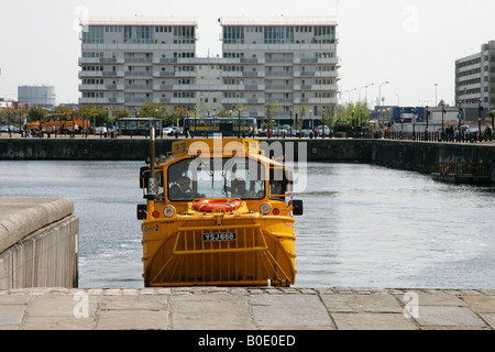 L'attraction de la mer de l'eau de sous-marin jaune metal réflexion tranquillité Albert Dock port yacht bateau mer Rivière Mersey Canal réflexion Banque D'Images