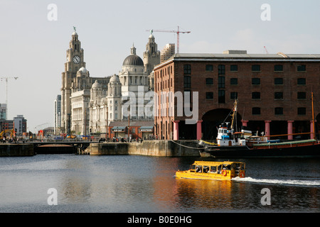 L'attraction de la mer de l'eau de sous-marin jaune metal réflexion tranquillité Albert Dock port yacht bateau mer Rivière Mersey Canal réflexion Banque D'Images