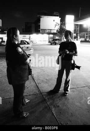 Mlle bangkok au travail , interviewer les membres de por tek tung Banque D'Images