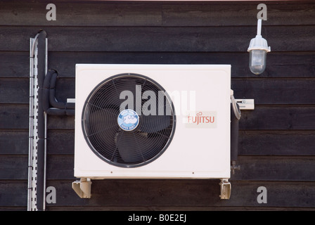 Unité d'air conditionné sur le mur extérieur d'un bâtiment au Royaume-Uni Banque D'Images