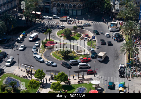 La figure de l'île à la circulation 8 la place de la Reine. Le design ingénieux dévie vers et depuis les voitures parking souterrain. Banque D'Images