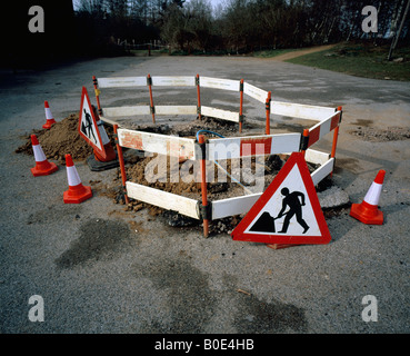 Les réparations de la route entourée de cônes de signalisation et les barrières. Banque D'Images