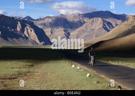 Homme conduisant à travers les montagnes moto enfield Ladakh, Inde Banque D'Images