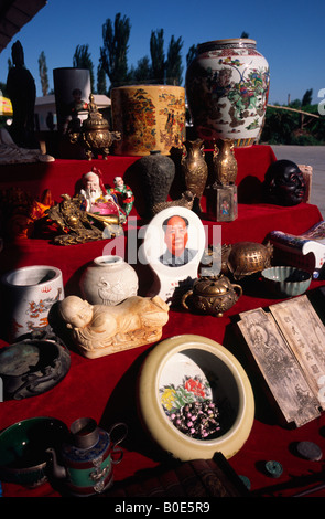 Antiquités et souvenirs en vente à la mosquée d'Emin at dans la Turpan () dans la province chinoise du Xinjiang. Banque D'Images