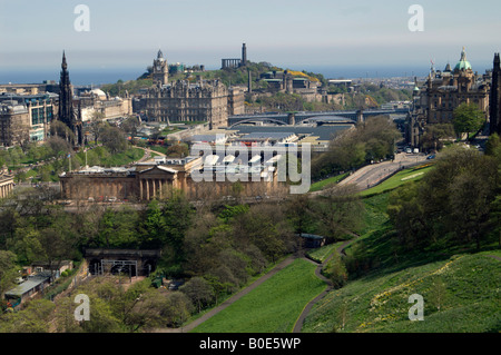 Edimbourg - en regardant vers la gare de Waverley et Calton Hill du Château. Banque D'Images