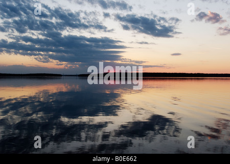 Les eaux calmes du lac Päijänne, Kalkkinen, Finlande Banque D'Images