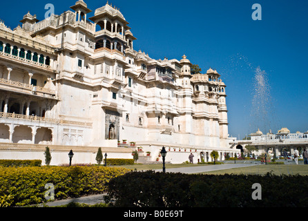L'INDE Udaipur le majestueux palais de la ville blanche et ses fontaines situé au cœur de Udaipur Banque D'Images