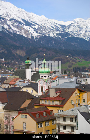 Innsbruck, Tirol, Autriche. Vue sur la ville pour les Alpes au loin Banque D'Images