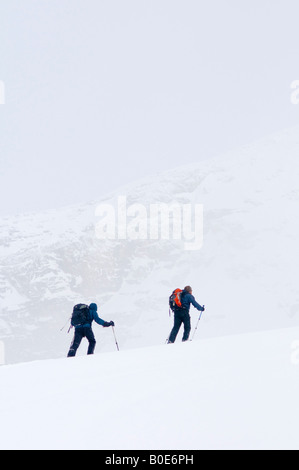 Deux skieurs de l'écorcher les sept étapes de paradis sur la glacier Asulkan, le col Rogers, Selkirk, Canada Banque D'Images