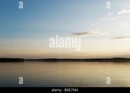 Soirée sereine par lac calme avec des nuages sur fond de ciel bleu, Kalkkinen, Finlande Banque D'Images